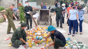 Cận cảnh hàng nghìn hộp siro, yến sào, đông trùng hạ thảo... vứt ngoài bãi rác ở Quảng Ninh