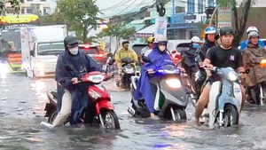 Nhiều tuyến đường ở Cần Thơ ngập nặng sau trận mưa lớn nhất từ đầu mùa
