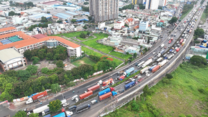 Quốc lộ 1 đoạn từ cầu vượt Trạm 2 đến quốc lộ 13 dài hơn 10km bị ùn ứ từ sáng sớm đến chiều