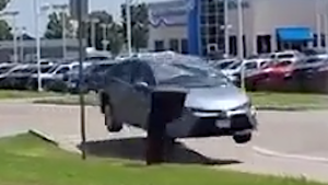 Khoảnh khắc ô tô 'đua địa hình' trên con đường phồng lên vì nắng nóng ở Mỹ