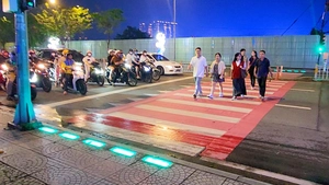 TP.HCM thí điểm đèn cảnh báo vạch đi bộ trên đường Tôn Đức Thắng