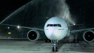 Phun vòi rồng đón máy bay của hãng Emirates đưa khách từ Dubai tới Đà Nẵng