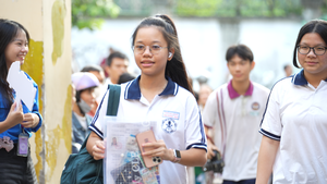 Thi vào lớp 10 ở TP.HCM: Thí sinh khen đề văn hay, gần gũi và vừa sức với đa số