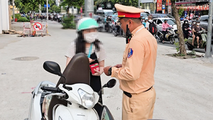 Cảnh sát giao thông 'bắt quả tang' nhiều người chạy xe máy lên vỉa hè tại TP.HCM
