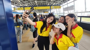 Học 'Làm báo cùng Tuổi Trẻ', sinh viên Trường đại học Cửu Long được tác nghiệp tại tuyến Metro số 1
