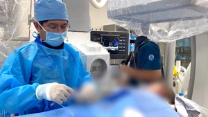 Bên trong phòng phẫu thuật 'sửa chữa' quả tim dị tật, các bác sĩ mặt áo chì nặng 8kg
