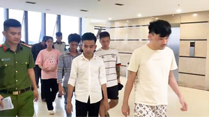 Tạm giữ 13 người trong đường dây lừa đảo, dụ nam giới mua hàng qua Tiki rồi chiếm đoạt tiền tỉ