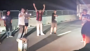 Kẹt xe trên cao tốc Vĩnh Hảo - Phan Thiết, nhiều người xách loa ra đường... hát karaoke