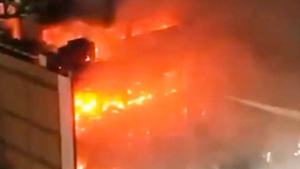 Khoảnh khắc ngọn lửa bùng phát rồi bao trùm trung tâm thương mại làm 60 người chết ở Iraq