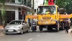 Xe đổ bê tông ngang nhiên chặn đường, gây cản trở giao thông ở Đắk Lắk