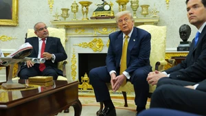 Bất ngờ với Phòng Bầu dục mạ vàng xa hoa thời ông Trump