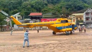 Quân đội điều trực thăng chở hàng cứu trợ vùng lũ ở Nghệ An