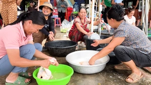 Ấm lòng bếp ăn miễn phí phục vụ các đoàn cứu trợ bà con vùng lũ Nghệ An