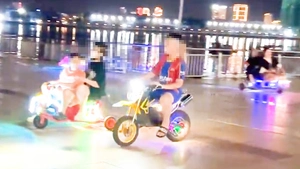 Xe điện trẻ em chạy tràn lan trong công viên ở Đà Nẵng, nguy cơ tai nạn