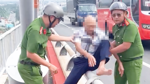 Công an tìm thân nhân người đàn ông có dấu hiệu bất thường ngồi trên cầu Rạch Miễu