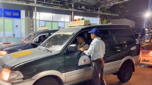 Cảnh sát giao thông sát hạch lái xe đến nửa đêm để giải quyết hồ sơ tồn đọng