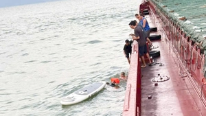 Hai cha con bơi thuyền sup bị sóng cuốn xa bờ 30km, trôi dạt trên biển 13 giờ
