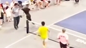 Vận động viên pickleball dùng vợt đánh trọng tài trong giải đấu ở Hải Phòng