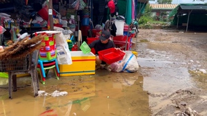 Tiểu thương chợ Thanh Vinh ở Đà Nẵng kêu trời sau trận mưa lớn khiến bùn đất tràn ngập
