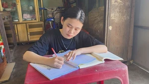Học bổng chắp cánh ước mơ: Dù hoàn cảnh khắc nghiệt, ý chí vẫn có thể làm nên kỳ tích