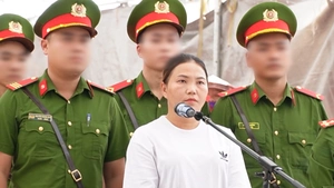 Cầm nón bảo hiểm đánh cán bộ đang làm nhiệm vụ, người phụ nữ bị phạt 1 năm tù