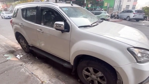 Cận cảnh chiếc xe hơi bị 'bỏ quên' cả năm cạnh ký túc xá ở Nha Trang