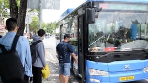 Cận cảnh xe buýt điện chạy trên 37 tuyến mới mở ở TP.HCM