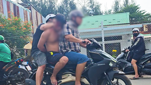 Khống chế người đàn ông 'múa dao' trên đường ở phường Hiệp Bình, TP.HCM