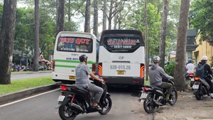 Hai xe khách dừng chắn hết đường, hàng chục xe máy phải leo vỉa hè
