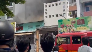 Cháy quán ăn ở phường Vườn Lài, nhiều người hốt hoảng tháo chạy