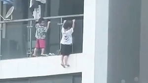 Thót tim cảnh trẻ nhỏ đu ban công chung cư như ‘người nhện’ ở Trung Quốc