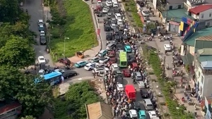 Cấm cầu Long Biên giờ cao điểm để quay phim, người dân bức xúc