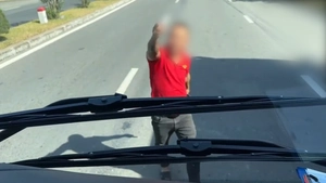Xác minh video phụ xe ngồi giữa đường chặn đầu xe khách khác ở Đà Nẵng