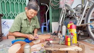 Góc nhìn trưa nay: Ông lão làm nghề ‘bán lửa’ ở TP.HCM