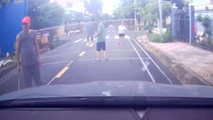 Lập biên bản nhóm chặn đường đánh cầu lông ở khu dân cư Văn Minh, TP.HCM