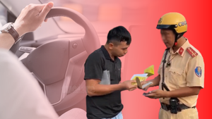 Dùng điện thoại khi đang lái ô tô phạt bao nhiêu tiền, trừ bao nhiêu điểm?