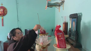 Quyết tâm vào đại học trong khốn khó, sau lưng là đàn em thơ