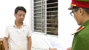 Người đàn ông cho chuyên cho vay nóng, tàng trữ bình xịt hơi cay và súng bắn điện