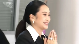 Video bà Paetongtarn Shinawatra ra hầu tòa đúng ngày tròn 39 tuổi