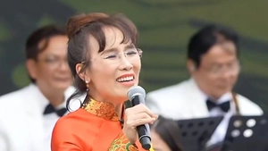 Tỉ phú Nguyễn Thị Phương Thảo gây sốt với Tiếng hát giữa rừng Pác Bó