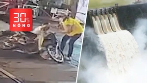 Bản tin 30s nóng: Cứu người ngã xe trên đường ray khi tàu đang đến; Diễn biến bão số 5