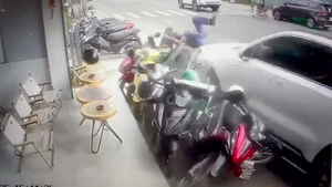 Video ô tô lao lên vỉa hè, hất tung người đi đường ở Đà Lạt