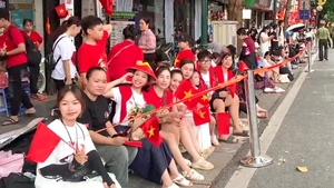 Người dân giữ chỗ từ trưa bằng ghế, dép, bìa carton chờ xem hợp luyện diễu binh A80