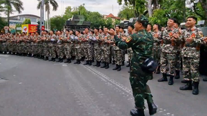 Chiến sĩ lái xe tăng, xe thiết giáp hát giao lưu cùng người dân