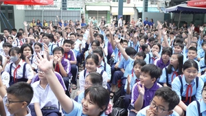 Học sinh TP.HCM háo hức tựu trường, khởi động năm học mới