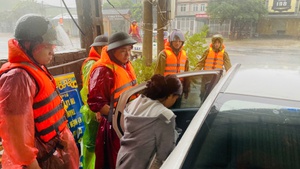 Công an Hà Tĩnh che mưa đưa sản phụ đi sinh giữa bão số 5