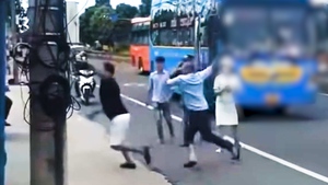 Clip 2 tài xế xe khách và ô tô đánh nhau trên quốc lộ 1 ở Cà Mau, công an đang làm rõ