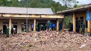 Cảnh ngổn ngang ở ngôi trường vùng biên giới sau bão số 5
