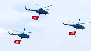 Video trực thăng, máy bay chiến đấu thả bẫy nhiệt trên bầu trời Hà Nội