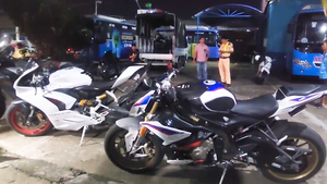 Nhóm mô tô phân khối lớn rú ga, nẹt pô 'đi ăn lẩu ếch' bị cảnh sát giao thông chặn bắt